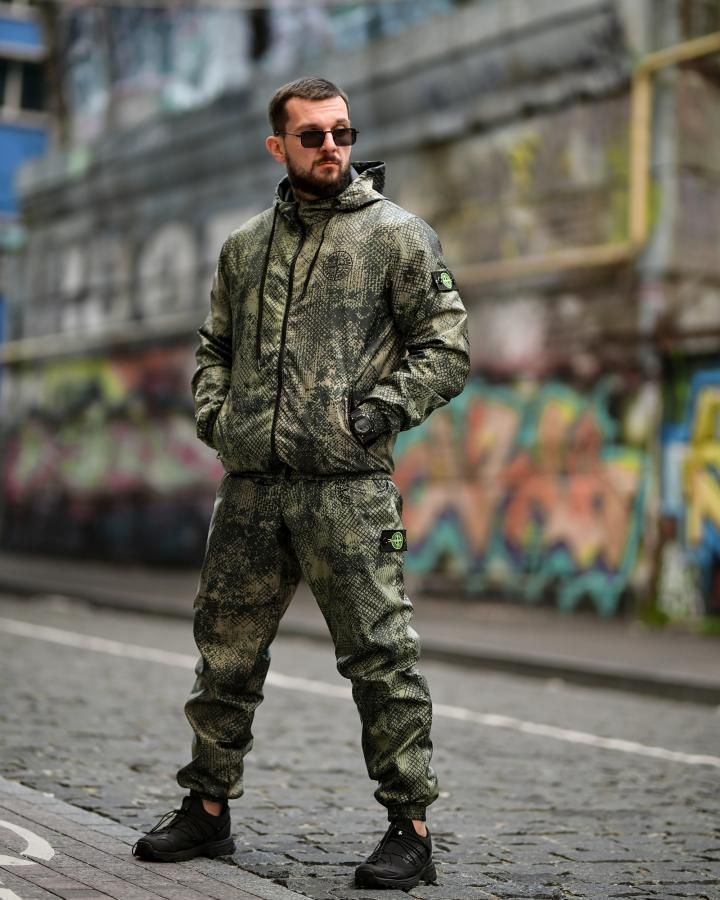 Спортивный костюм мужской оливковый из плащевки с капюшоном - весна осень