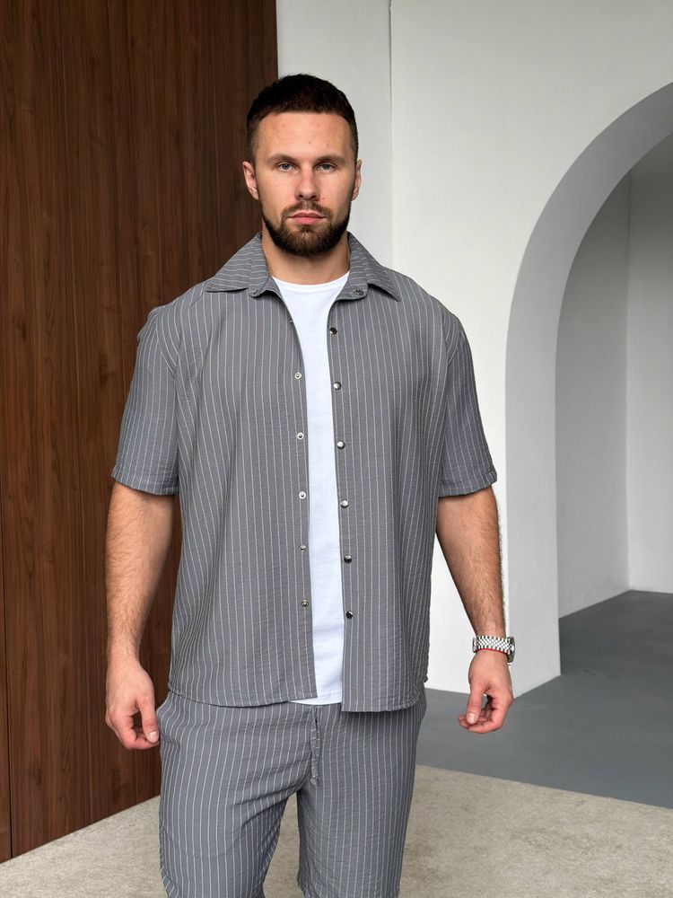 Мужской льняной костюм с шортами и рубашкой графитовый в полоску